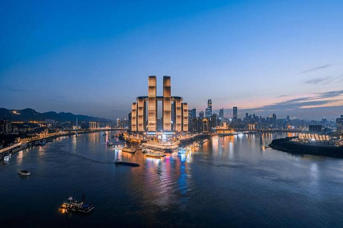 重庆地标新视角：探秘朝天门广场，两江交汇绘就城市壮丽画卷