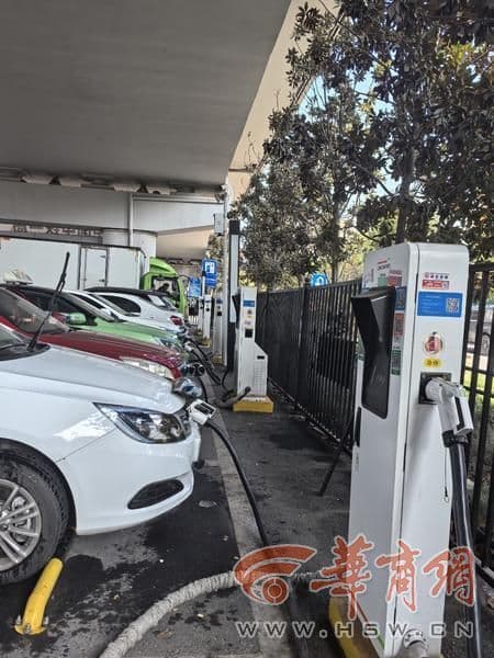 探访西安未央区朱宏路桥下超级充电站：司机可边充电边洗车