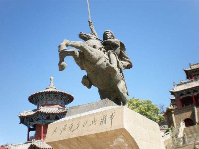 李自成入京后先试图稳定人心，随后开始拷掠官员，终战败于一片石