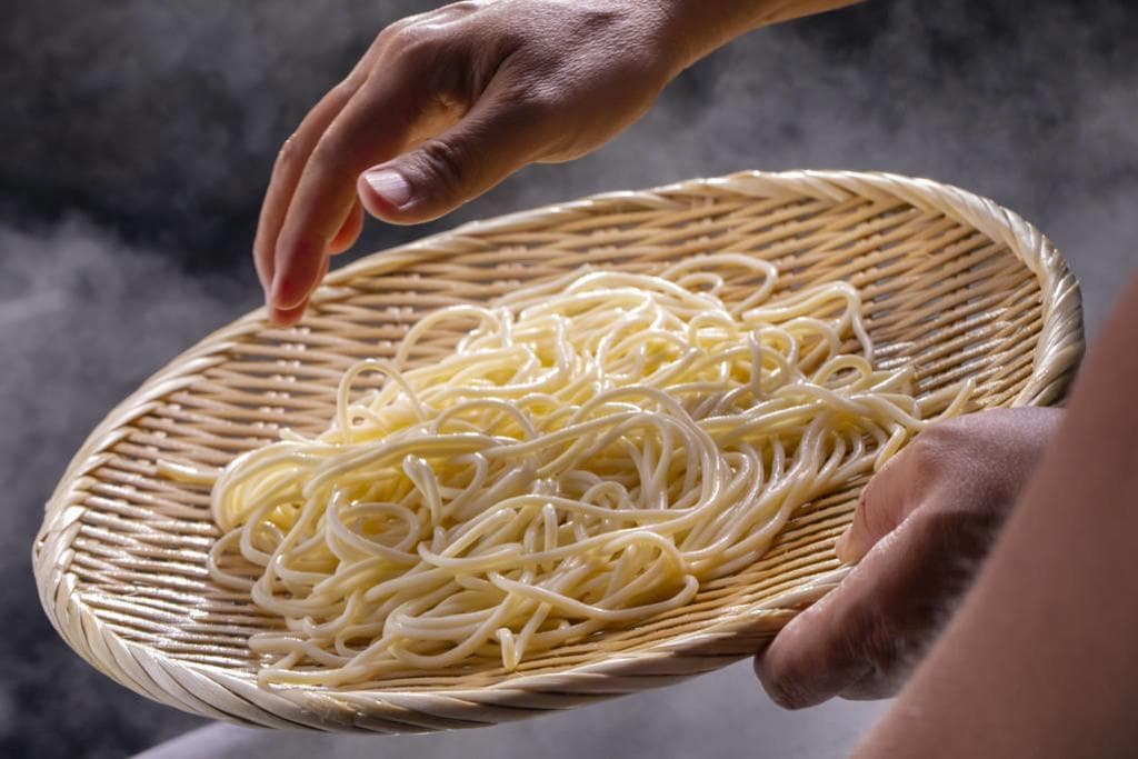 兰州牛肉面五大特色：一清、二白、三红、四绿、五黄