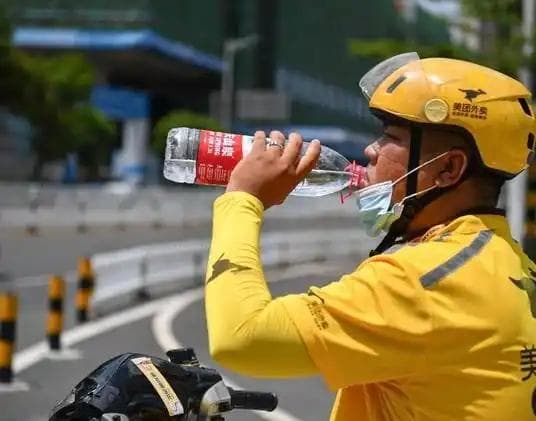 外卖小哥赚钱易？ 新华社记者体验甜酸苦辣13小时