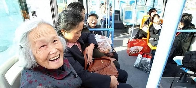 上海取消老年人免费乘车，推行综合津贴制度引发热议