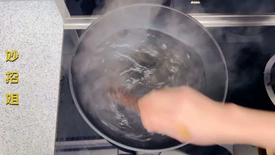 1分钟教你学会打蛋花汤成薄片的窍门，和絮状蛋花汤的做法