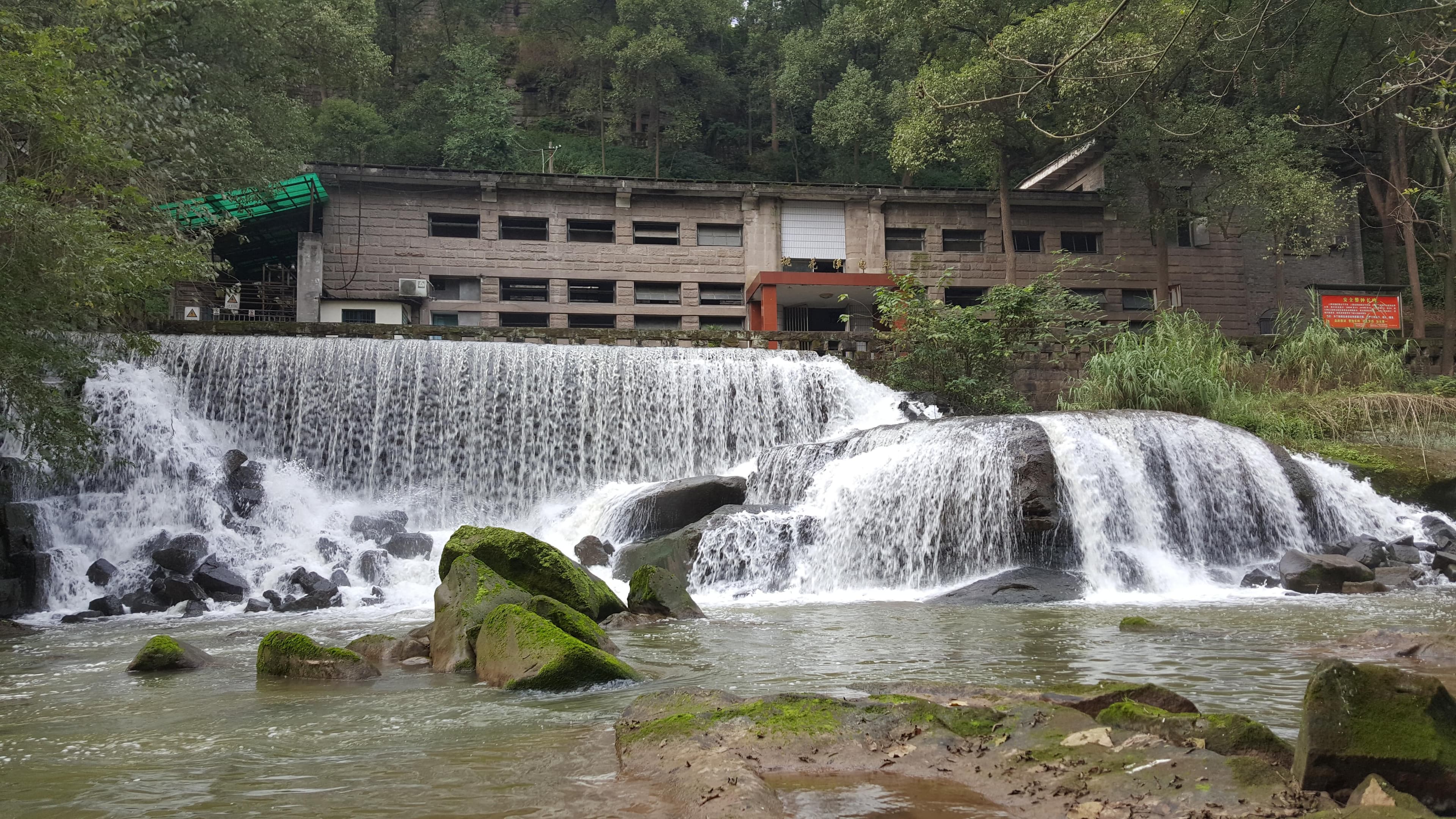 湖光山色中的熠熠电光 ——长寿区水电工业肇始与狮子滩水电站的建设