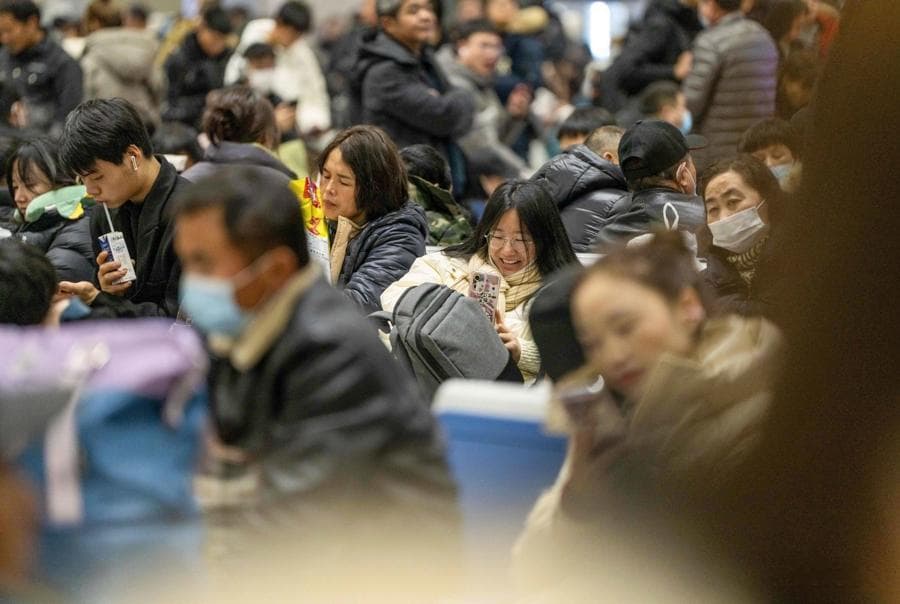 春运新气象：老人学生深夜乘坐高铁来上海，外籍旅客是去年三倍多