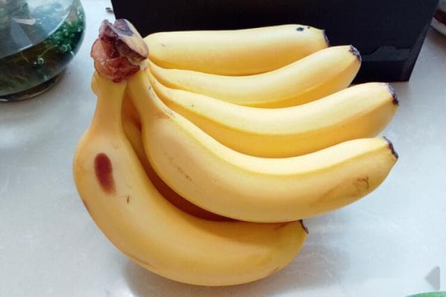 香蕉外观很好芯里发黑可以吃吗？