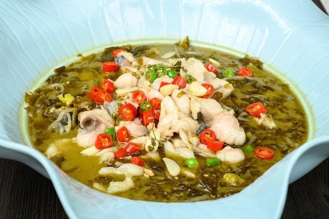 酸菜鱼的家常做法，鱼片没腥味，操作简单，味道正宗，好吃又下饭
