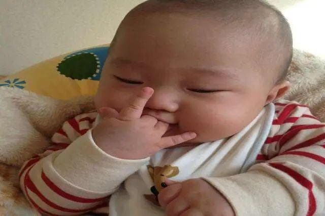 为什么宝宝总喜欢吃手？除了是饿了之外，这三个原因宝妈别忽视