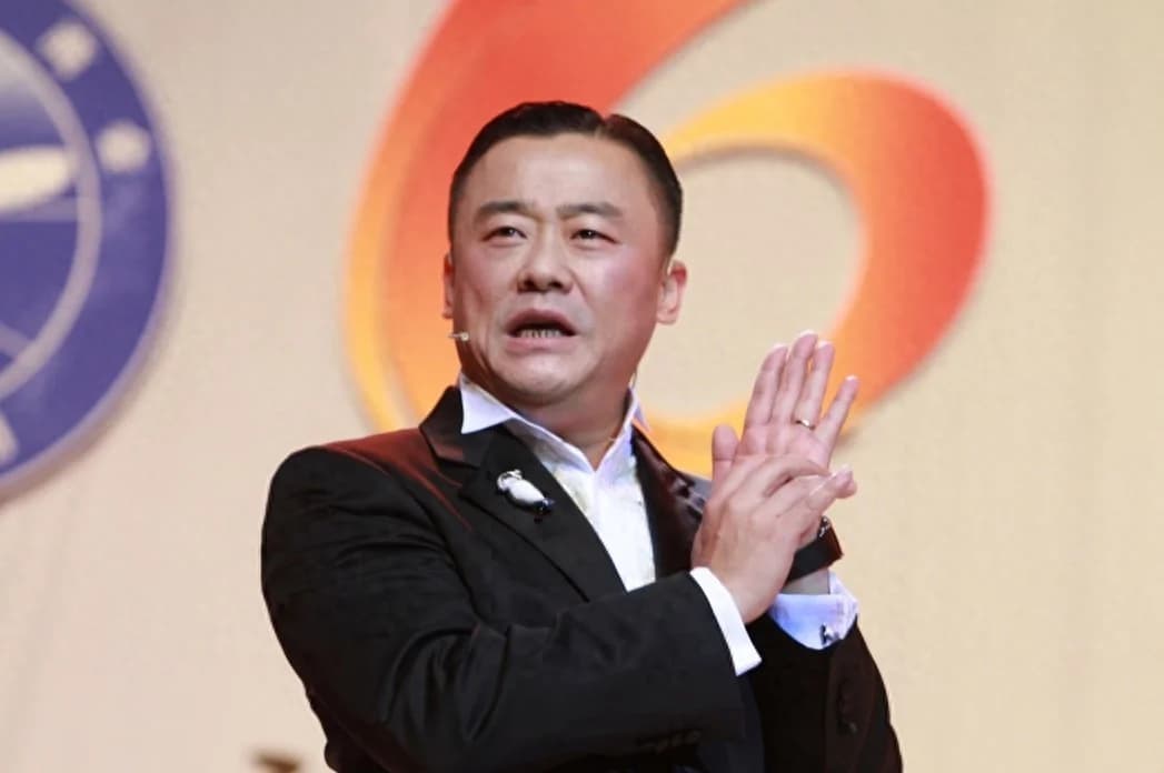 周立波和浙江富婆妻子定居美国，57岁的他，如今头发稀疏身体暴瘦