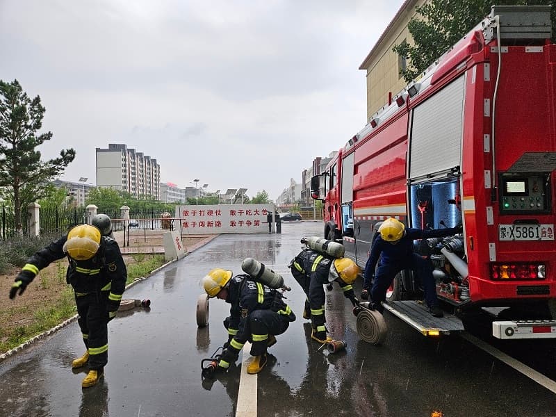 侍郎城路消防救援站组织开展纵深灭火救人操训练