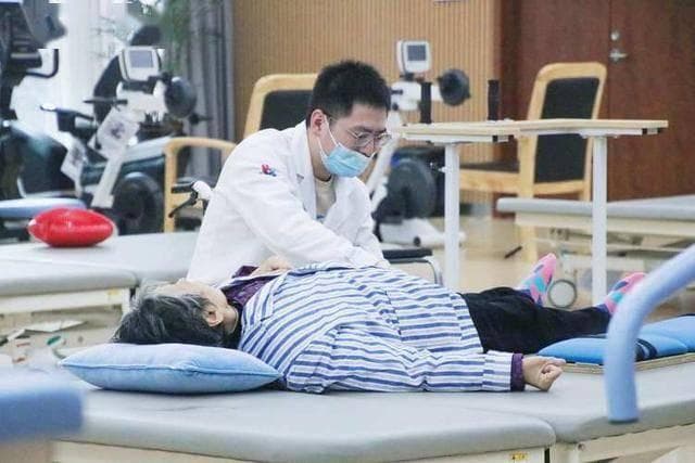 为啥50岁后易“招惹”关节炎？骨科医生：4件事做对了，才能预防