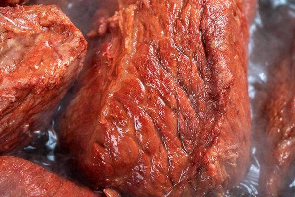 五香卤牛肉制作详解：15种香料配比与6步卤制法