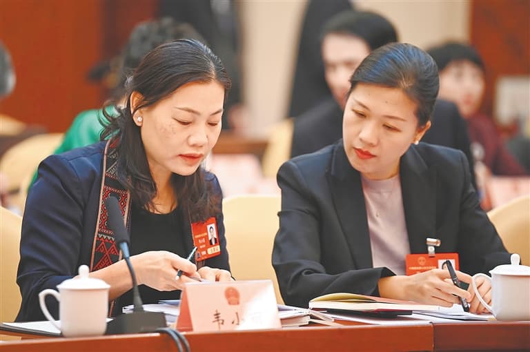 海南省女性代表委员认真履职尽责 把“海南声音”带上全国两会