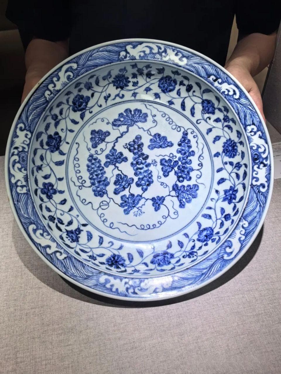 明永乐青花缠枝四季花卉葡萄纹海浪折沿大盘：一件价值360万的国宝级瓷器