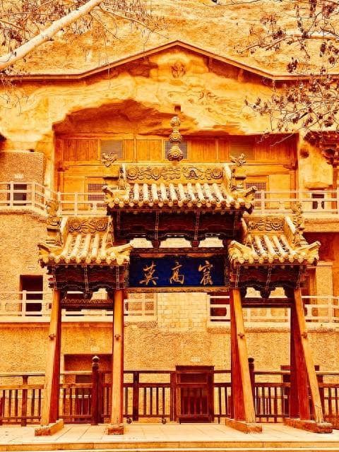 千年壁画，万卷经书：敦煌莫高窟的发现与现代启示