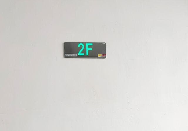 疏散标志灯在安装时，其高度和距离有何具体标准？
