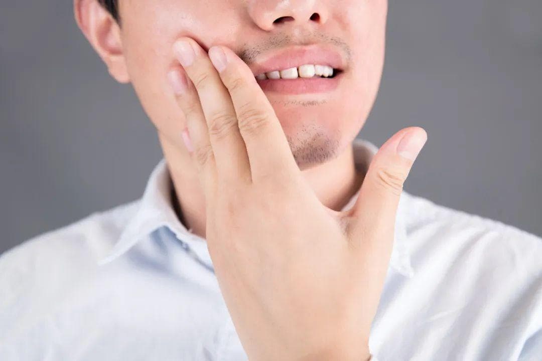 牙龈肿痛是“上火”吗？不一定，没准可能是这6个因素引起的