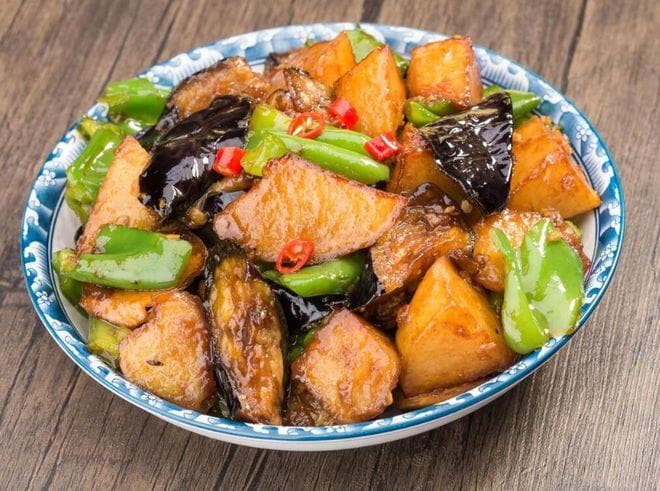 东北传统佳肴：地三鲜的家常温暖与营养丰富