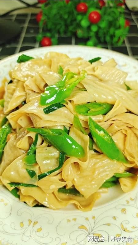 青椒炒豆腐皮：一道简单美味的家常小炒