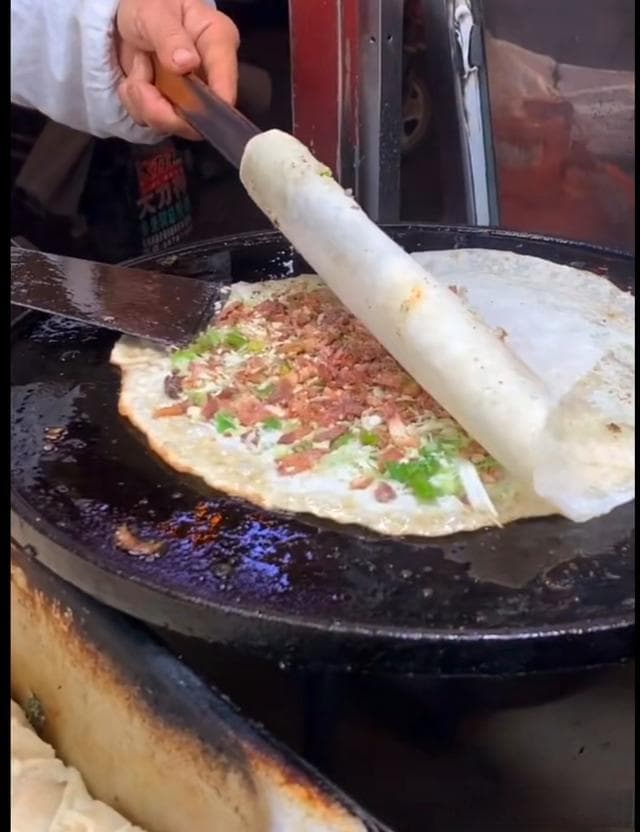 开封羊肉炕馍：薄饼裹羊肉，炕出千年香