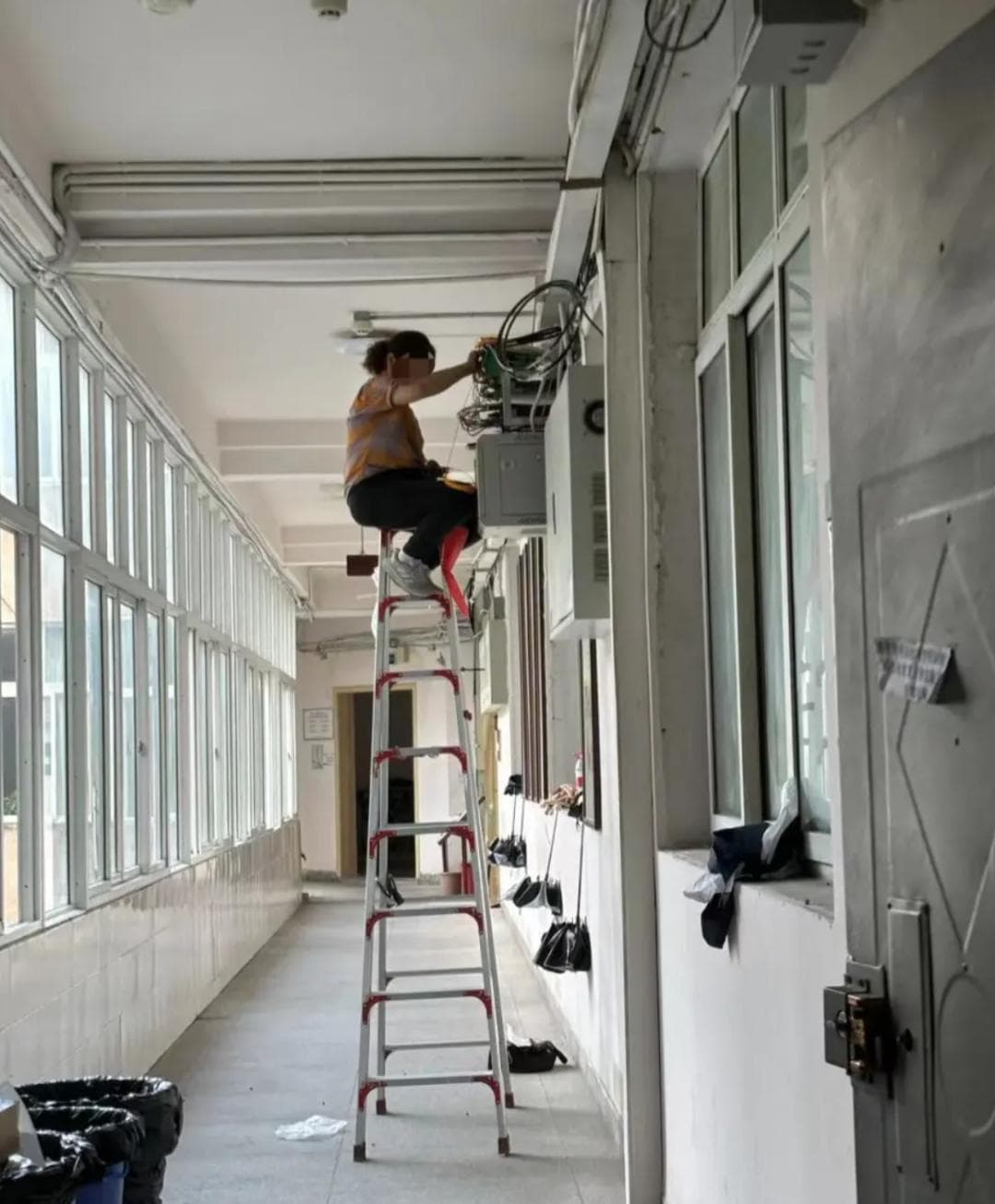 学历贬值，他们离开办公室走进技校学蓝领