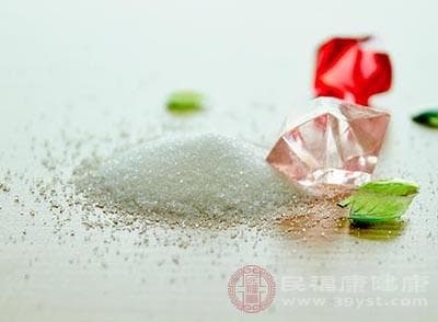 嗓子疼如何缓解 盐水漱口能起到这个效果