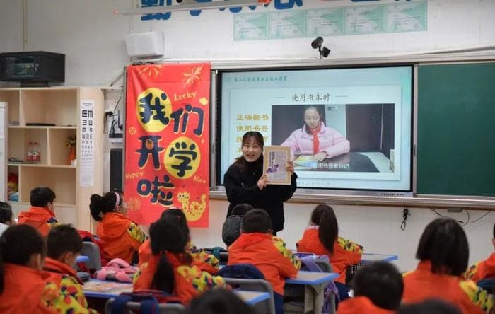 全校倡议“不包书皮”引发家长圈热议