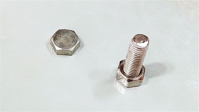 没有工具怎么拧螺丝？教你个好方法，立马就能拆下来