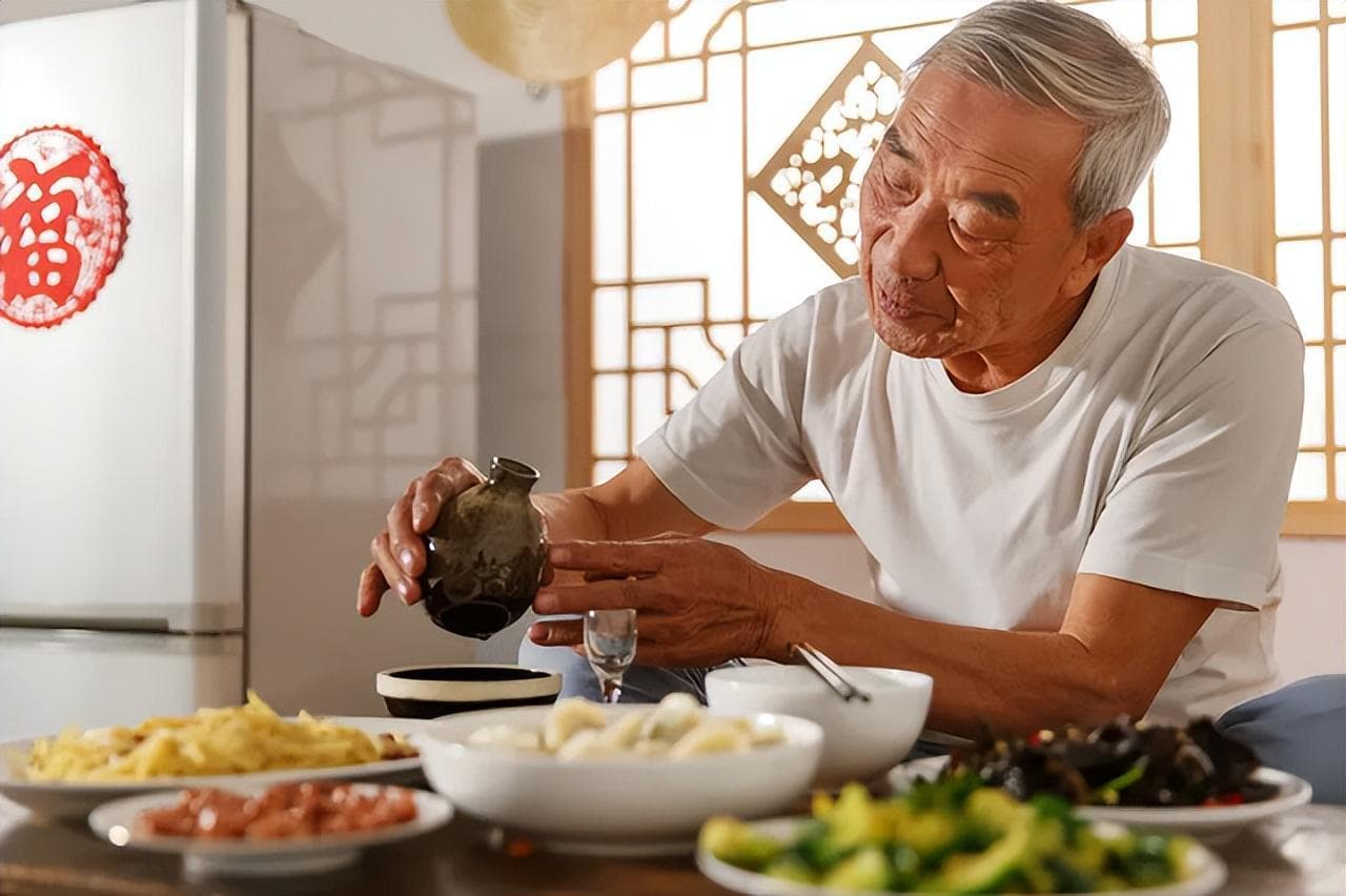 50岁后饮酒需谨慎，三类酒要少喝