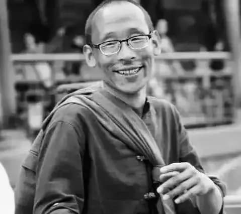 这首诗短小，却值得琢磨一番，评张二棍诗歌《疯子》