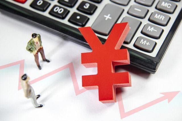 资产配置的主要目标是什么？这种配置策略如何优化投资组合？