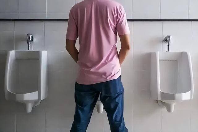 尿液是“肾病”的放大镜？医生说：尿液若有这4个异常，赶快检查