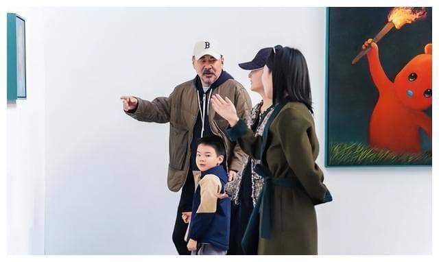 陈建斌蒋勤勤带5岁儿子看展，一家三口罕见同框