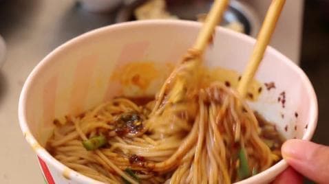 牛角寨镇：集市“烟火气”升腾，消费生机涌动！