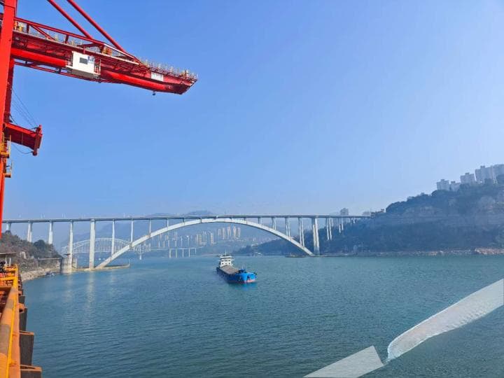 横跨半个地球！首船圭亚那铝土矿运抵万州港