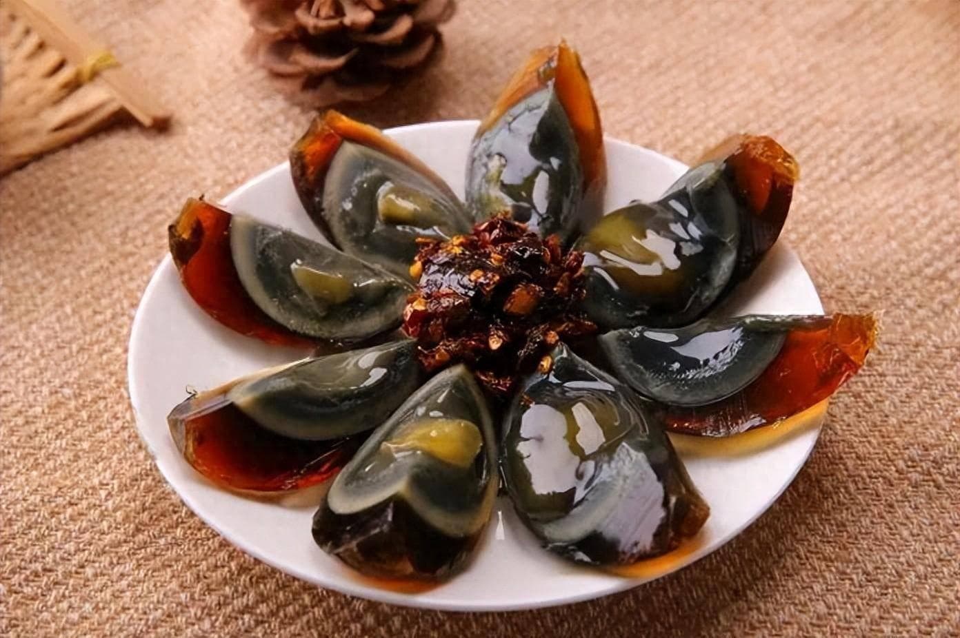 皮蛋被美国评为“最恶心食物”榜首，含铅真的能吃吗？告诉你答案