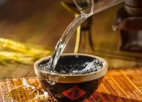 白酒鉴赏新手必看：从香气、口感到专业术语，让你秒变酒