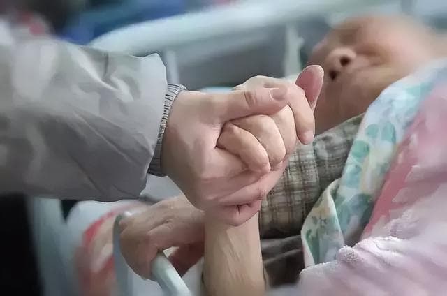如果亲人得了绝症，到底治还是不治？一位当医生的儿子这样选择