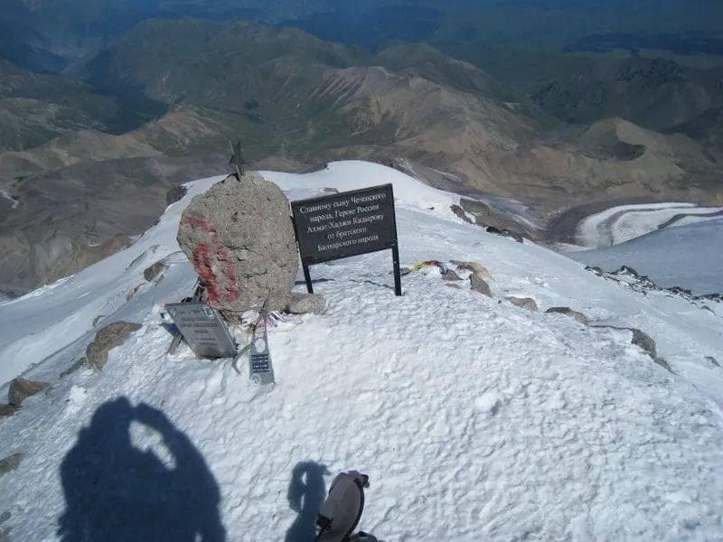 厄尔布鲁士峰：七大洲海拔最高七座山峰中的欧洲最高峰