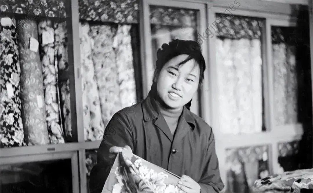 70年代每个月80元工资，能养活一家8口人！