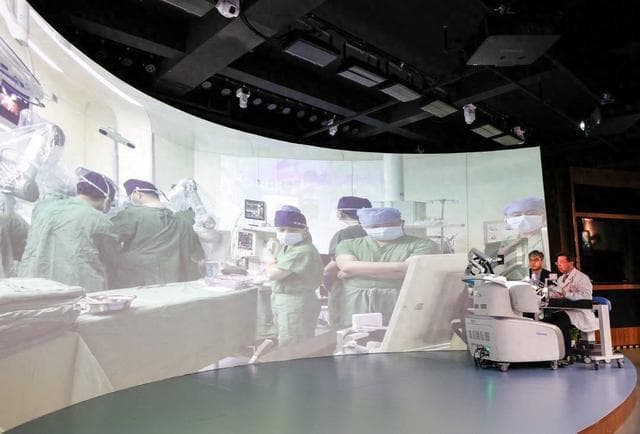 相隔5000公里 医生和机器人共同完成全球首例AI+智能机器人远程头颈外科手术