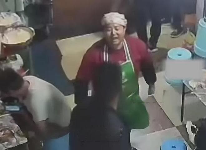 昆明烧烤店老板娘火爆全网，是谁在操控主流媒体？