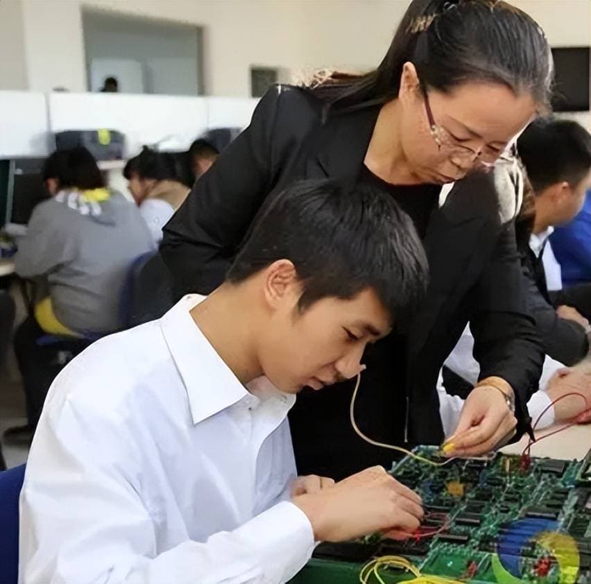 电子信息工程成2024年就业黑马，考研院校排名公布：清华仅列第四