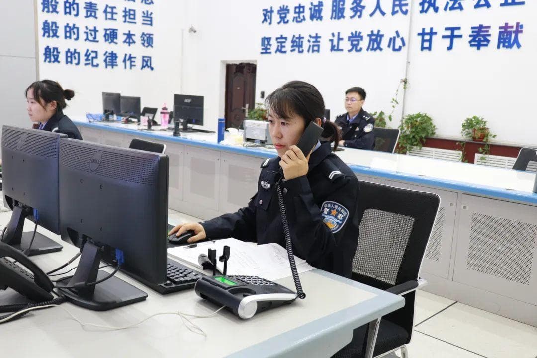 走近110接警员：电话另一头的她，分秒必争……