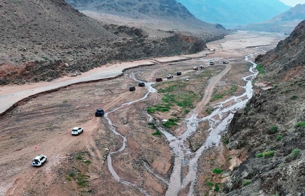 巴彦淖尔：壮美阴山路 沿途多奇景