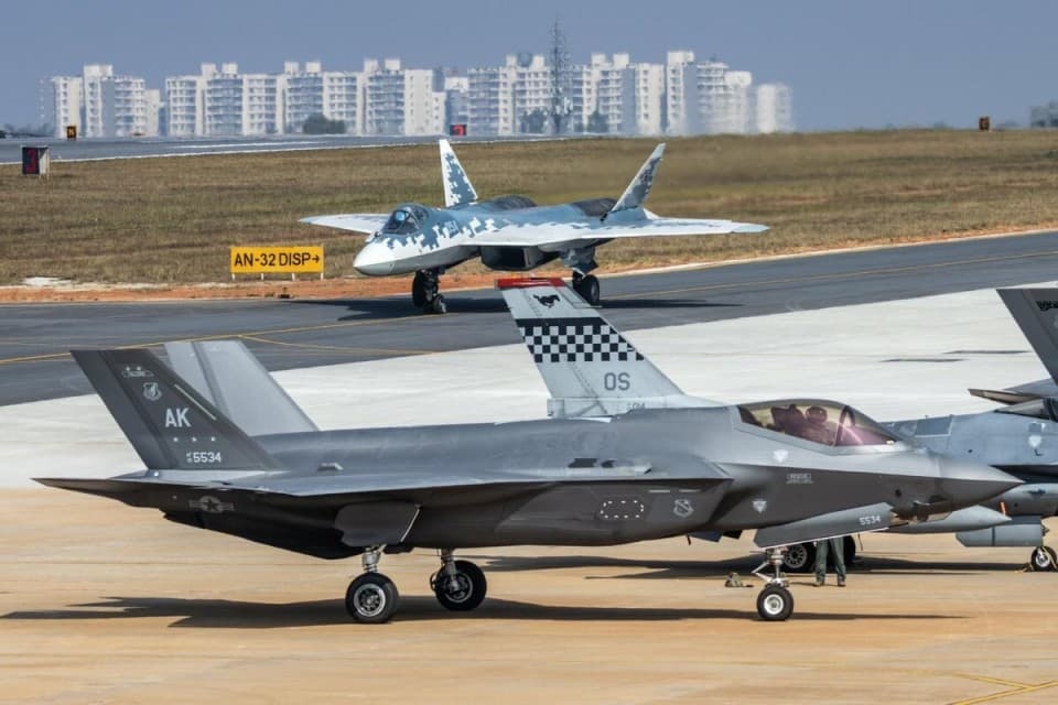 美国F-35与俄罗斯苏-57在印度航展首次同框 竞争第五代战斗机订单