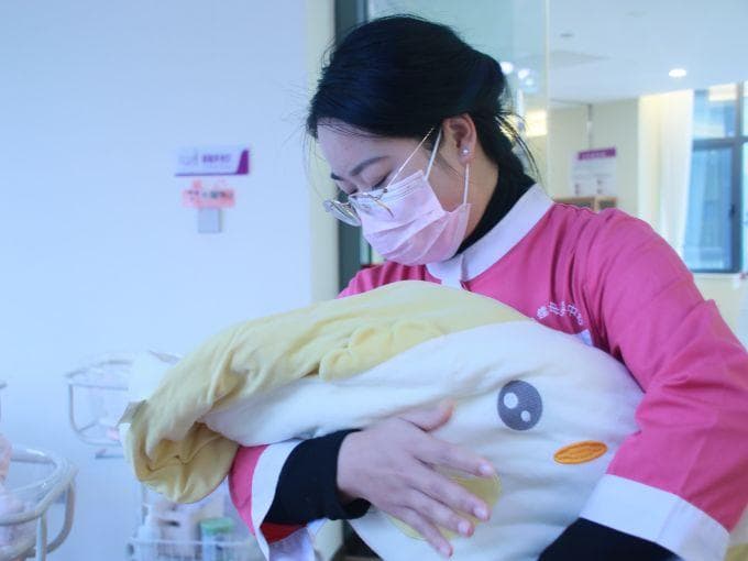 如何正确抱新生儿
