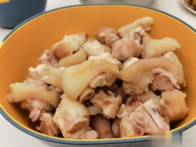 家常美食必备：猪蹄软烂香浓，下饭绝配的制作秘诀
