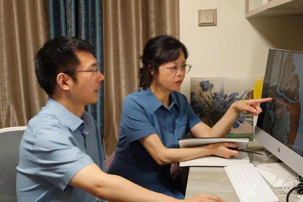 “医”路同行：工作中的黄金搭档，生活中的默契伴侣