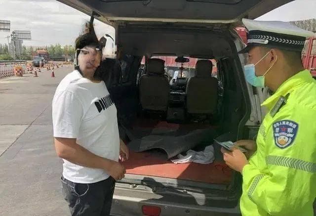面包车不能拉人也不能拉货？车主质问交警：那我买它当祖宗供着？
